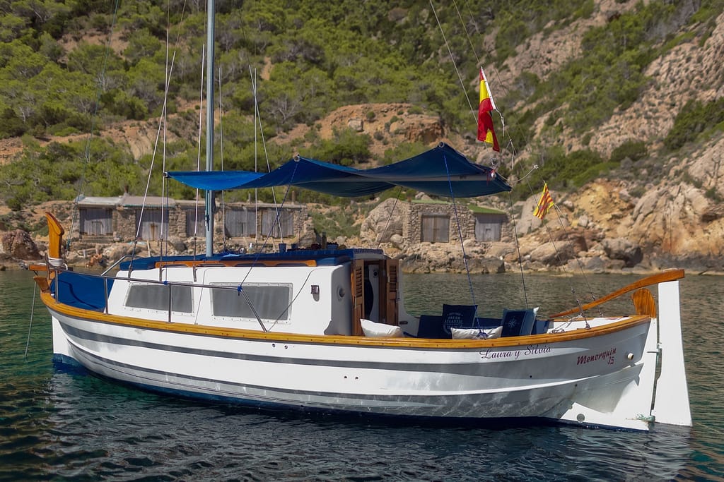 Imagen lateral del exterior de un llaut menorquín para alquilar en Ibiza Editar