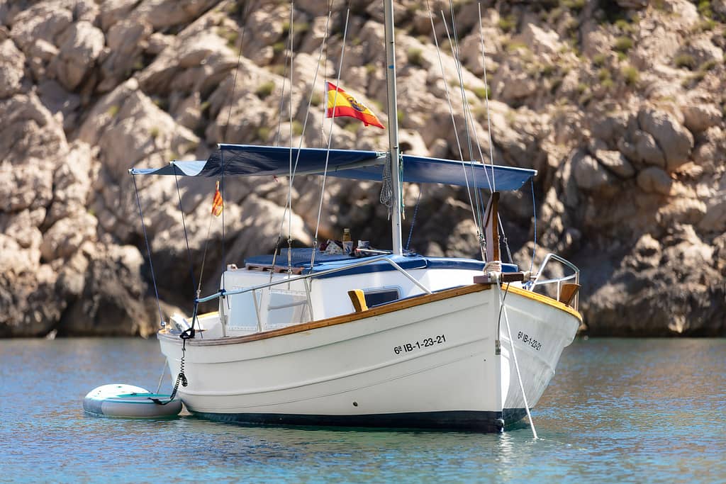 Imagen de la proa del exterior de un llaut menorquin para alquilar en Ibiza