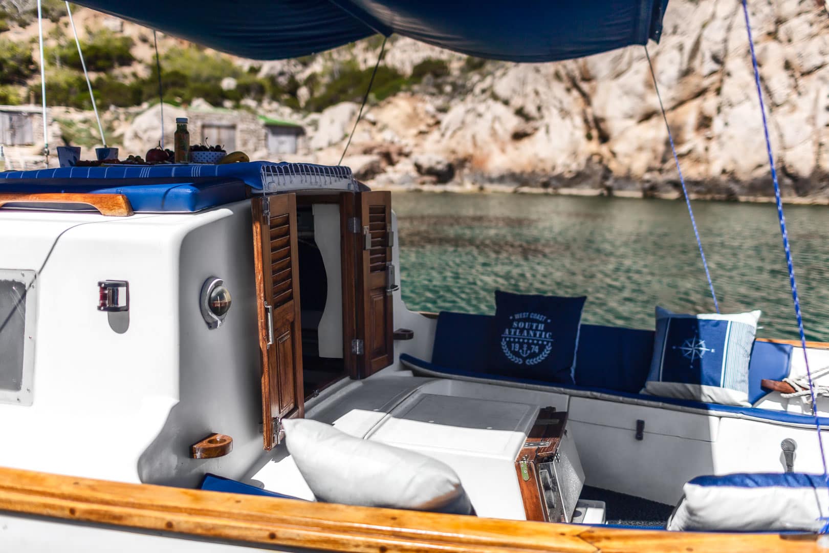 Imagen del detalle de la popa de un llaut menorquin para alquilar en Ibiza